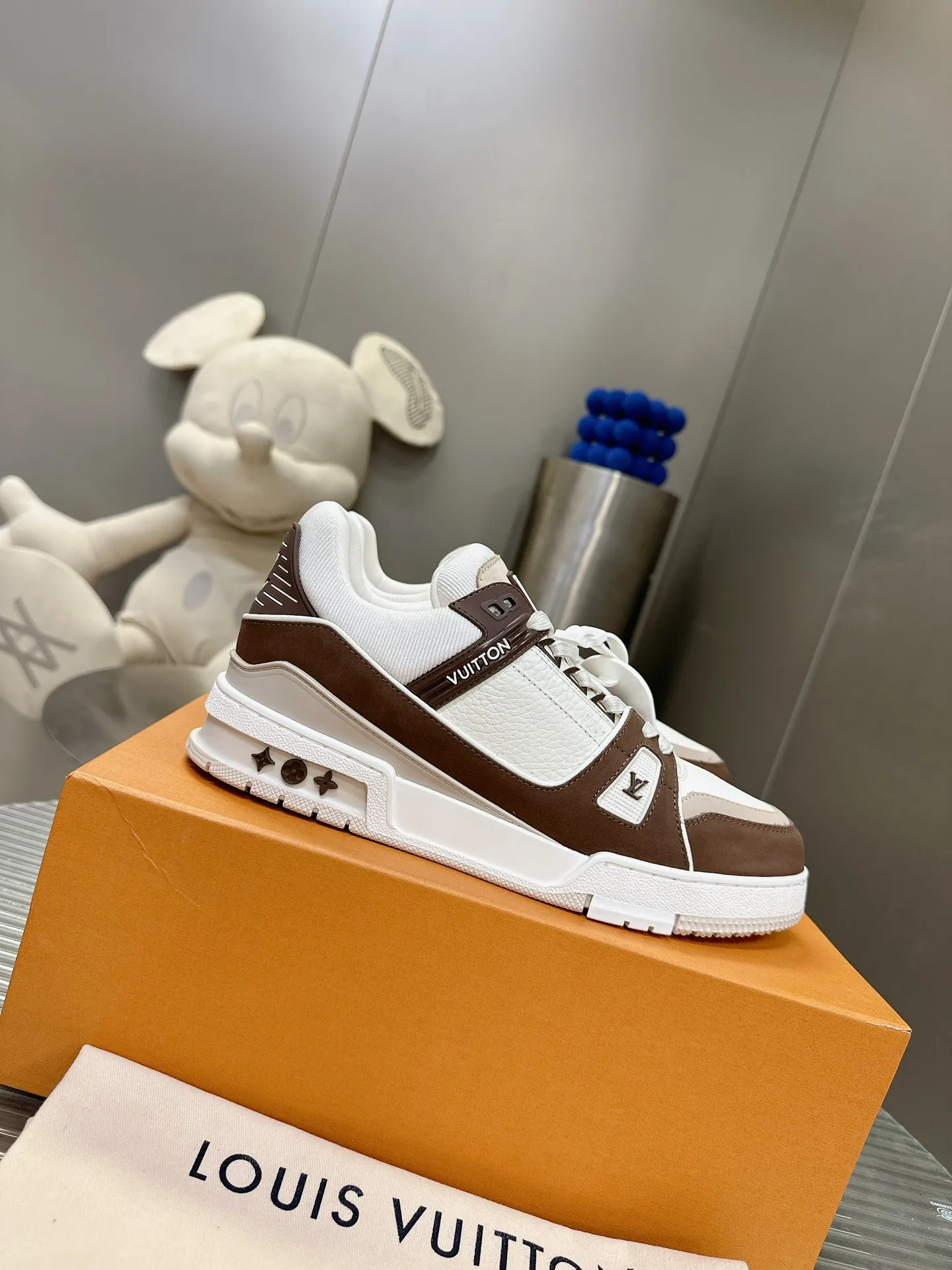 👟👟Ex-factory price 840👟👟The highest version on the Internet⚠️Feel free to compare! 2021🔥New model, purchase quality LV~Louis Vuitton by Virgin Abloh’s best-looking sneakers, Donkey Brand strongly recommends new products, official website limited edition retro basketball sneakers! Both high and low tops cost money to purchase 1:1 accurate replicas of the originals. The details are invincible, full of sincerity, imported custom-made original cowhide, the original package method is the same, the details are 100% restored, and the private model customized the original one-piece T👟👟factory price U outsole, which is different from other brands. Without the original version, this effect cannot be achieved! 35-45 (46 is custom-made and non-refundable) Some colors are available in women’s styles